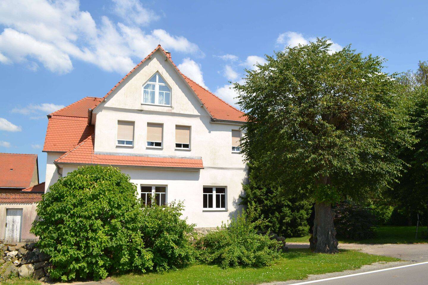 Eine Dachgeschoß-Eigentumswohnung mit 2 Stellplätzen und Gartenfläche in ruhiger ländlich idyllische, 6647 An der Poststraße
