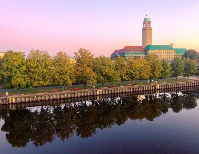 Wasserblick & Balkon, hochwertig sanierte 2,5 Zi.-Wohnung nähe ICE- und S-Bahnhof, Parkplatz, Privatsphäre, 13597 Berlin (Spandau)