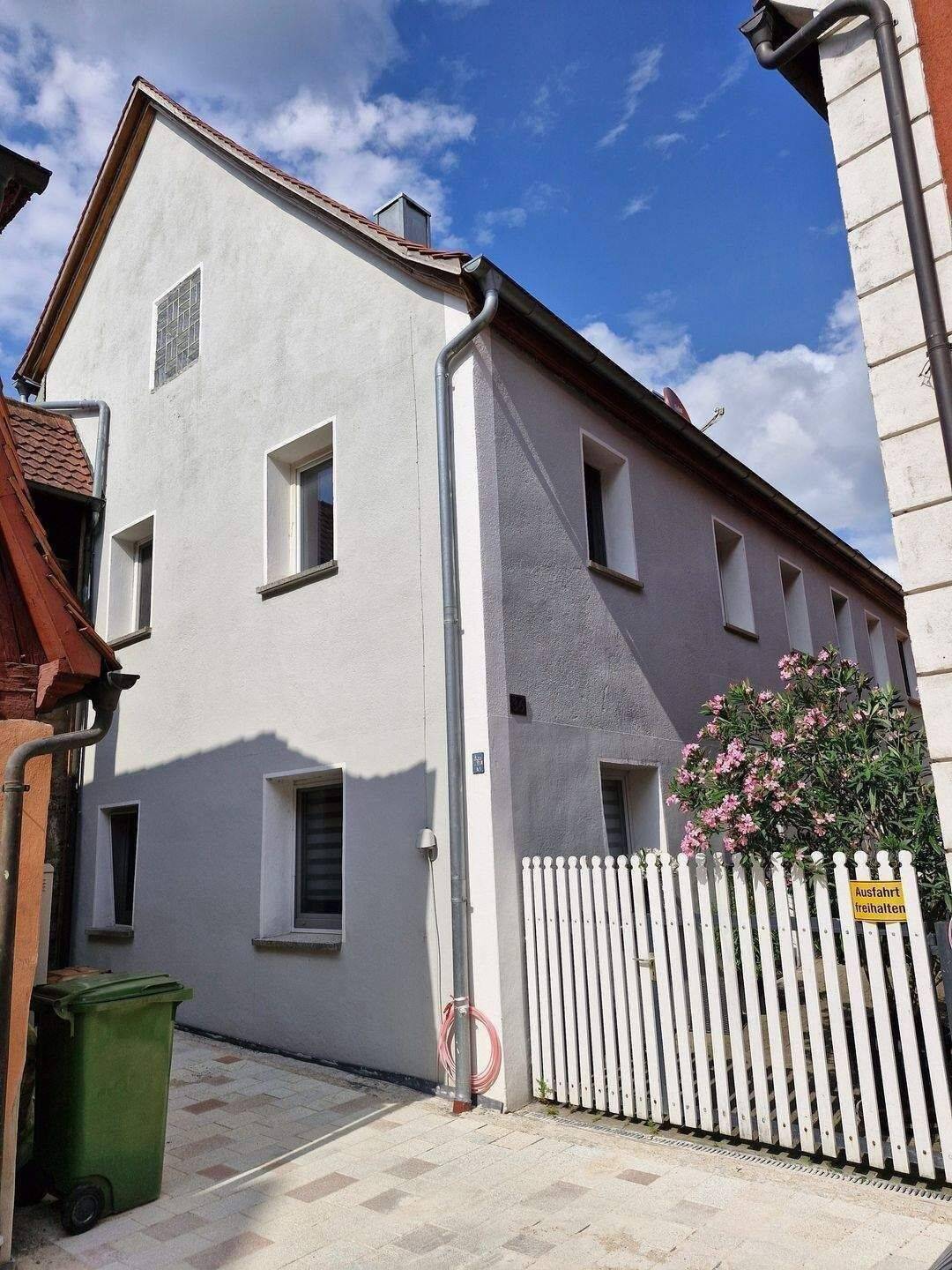 großes Einfamilienhaus mitten in Spalt mit großem Garten & Stellplätzen, 91174 Spalt