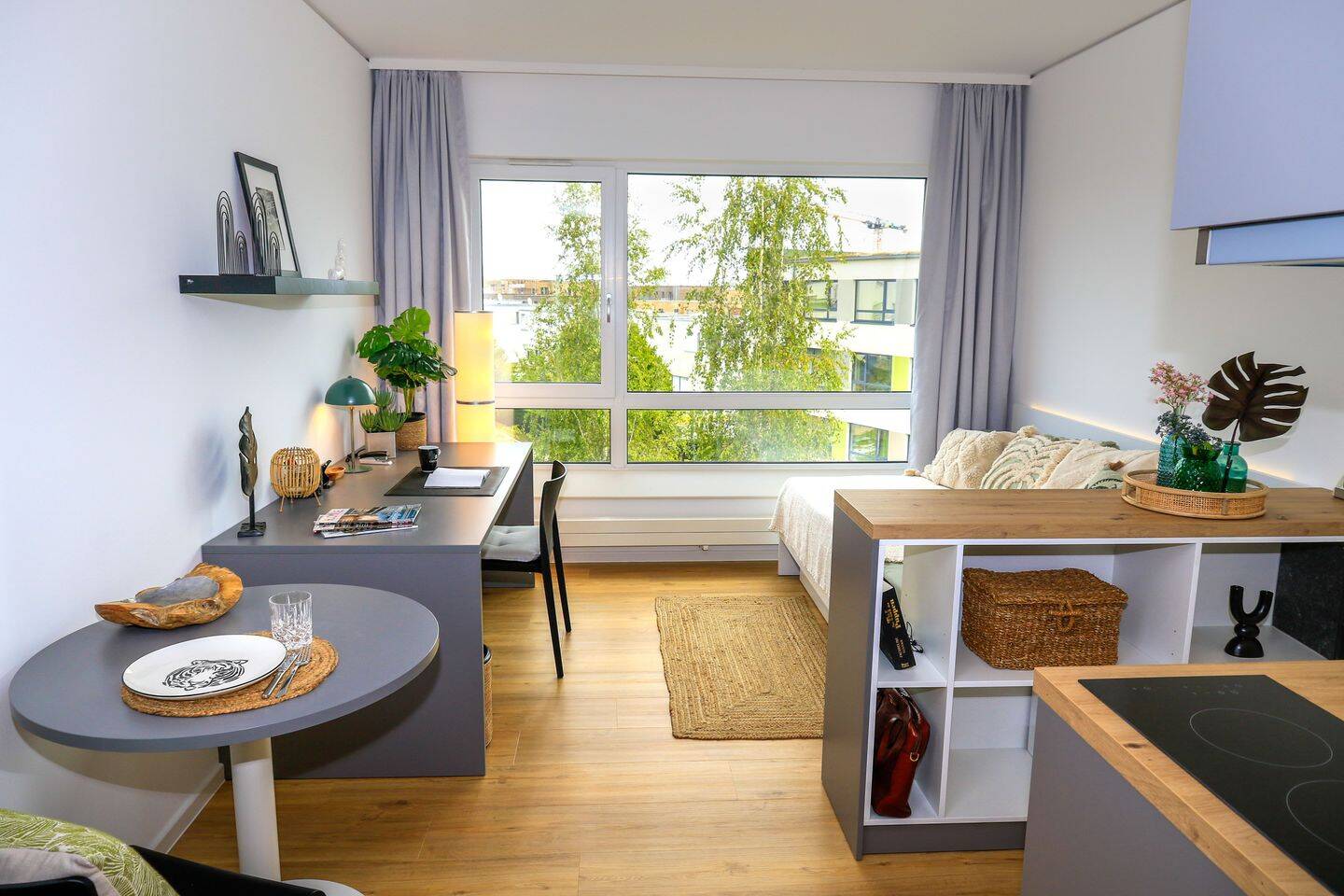 DIE ZIMMEREI | Dein Sommer in Frankfurt: Möbliertes 1-Zimmer-Apartment am Campus Riedberg|Basic Bude, 60438 Frankfurt am Main (Kalbach-Riedberg Niederursel)