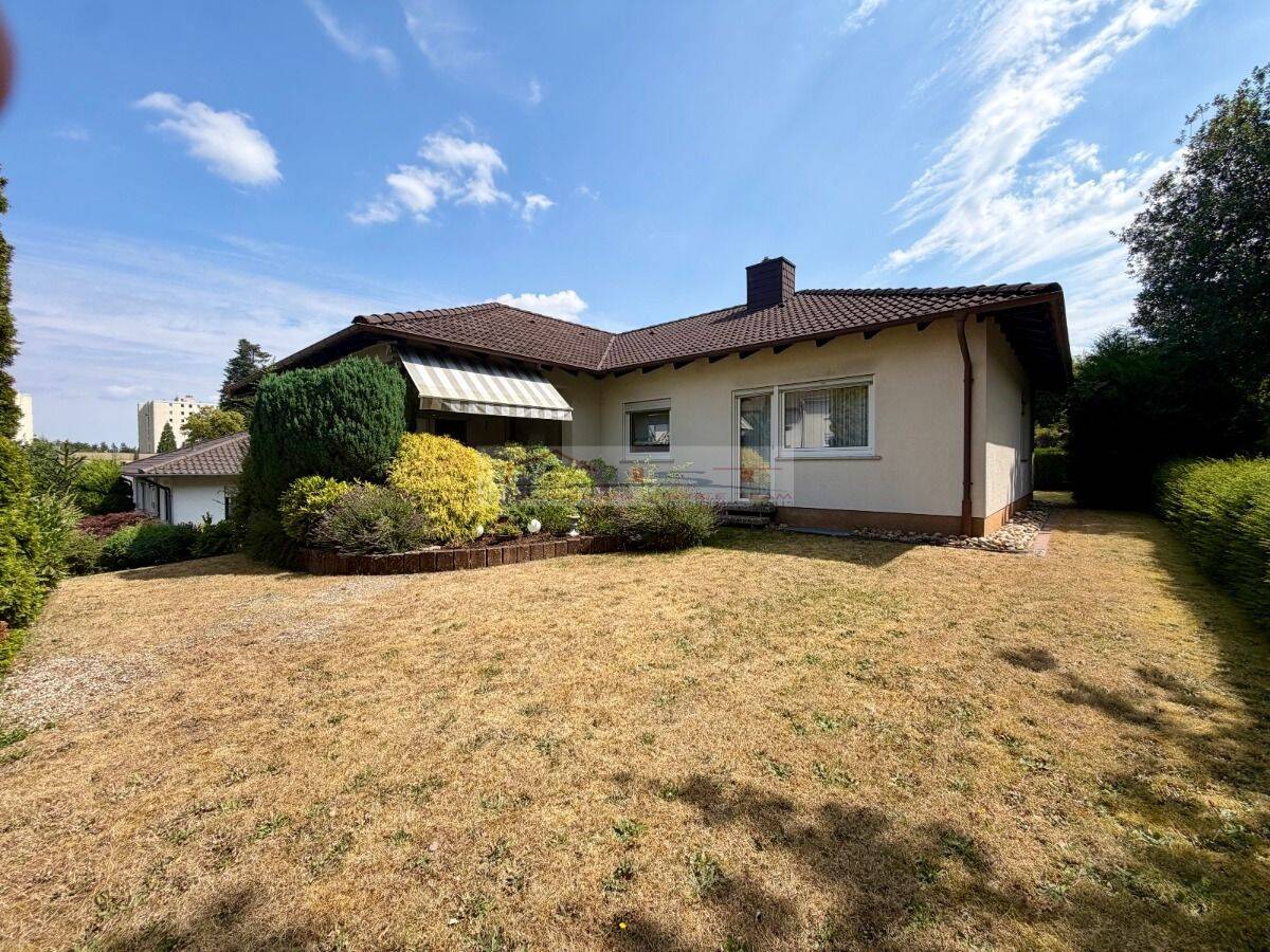 Freistehender Bungalow in Landstuhl-Atzel: 170 m² Wohnfläche, Einliegerbereich & großer Garten, 66849 Kindsbach