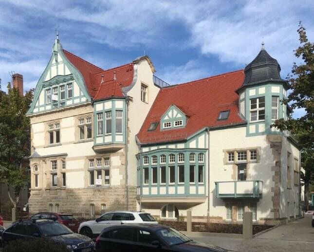 Traumhafte Wohnung mit Dachterrasse und EBK im sanierten Denkmal, 1159 Dresden