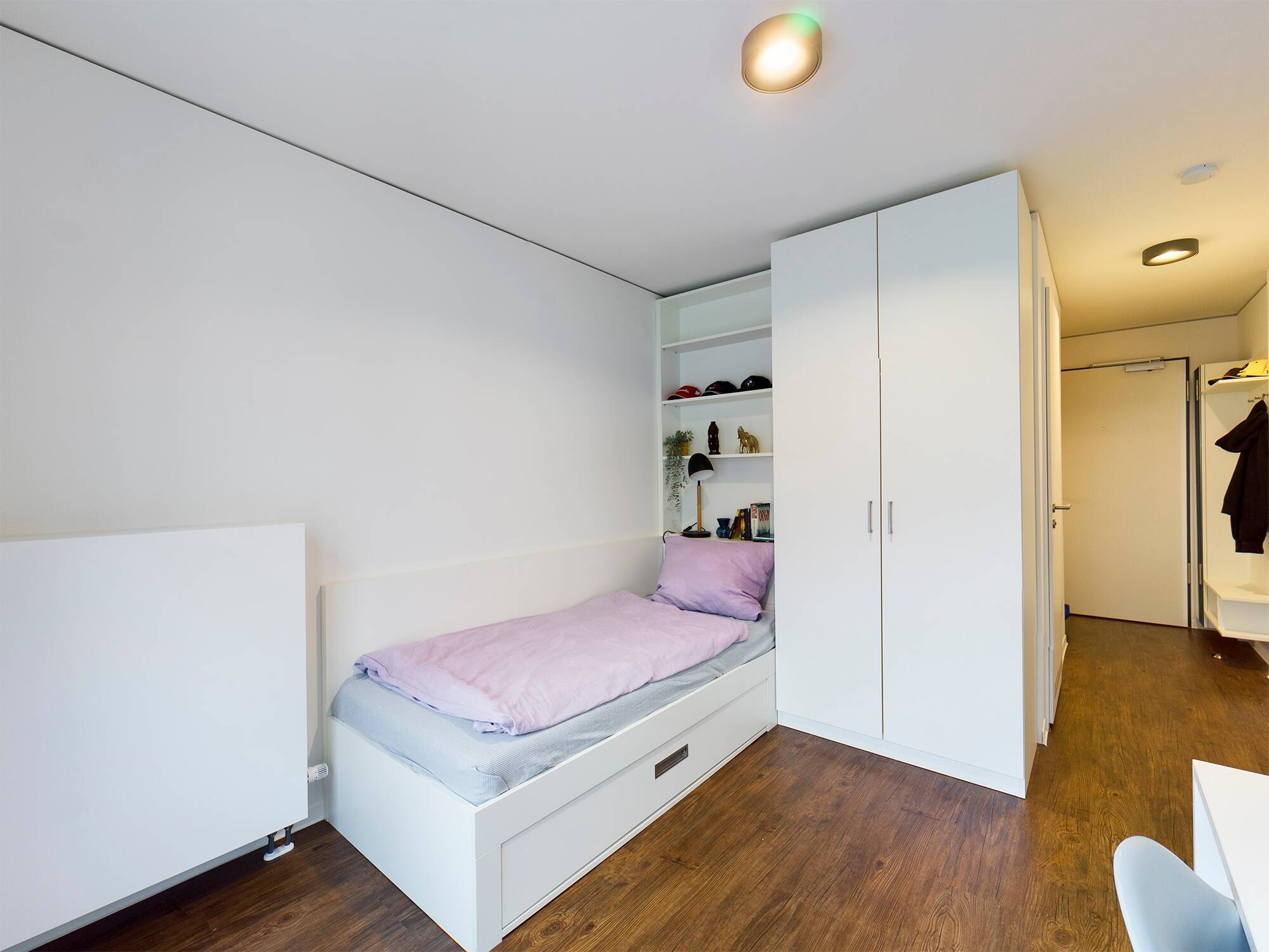DIE ZIMMEREI | Ab Juli: Möbliertes all-inclusive Apartment: flexibel durch U-Bahn-Nähe | Basic Bude, 81371 München (Sendling Thalk. Obersendl.-Forsten-Fürstenr.-Solln)