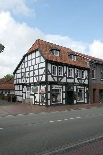 Vielseitiges Gebäude als Geschäftsidee: 5 Zimmer auf 190 m2 Wohn- und Nutzfläche — ehemalige Konditorei mit Café und Wohnung auf 3 Etagen, in zentral, 49406 Barnstorf