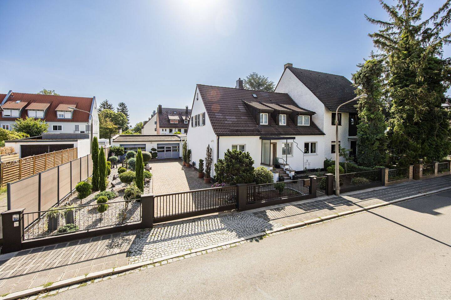 Charmante Doppelhaushälfte mit Wintergarten, Dachterrasse, zwei Garagen in Nürnberg – Hohe Marter, 90441 Nürnberg (Gibitzenhof Sandreuth Schweinau Werderau)