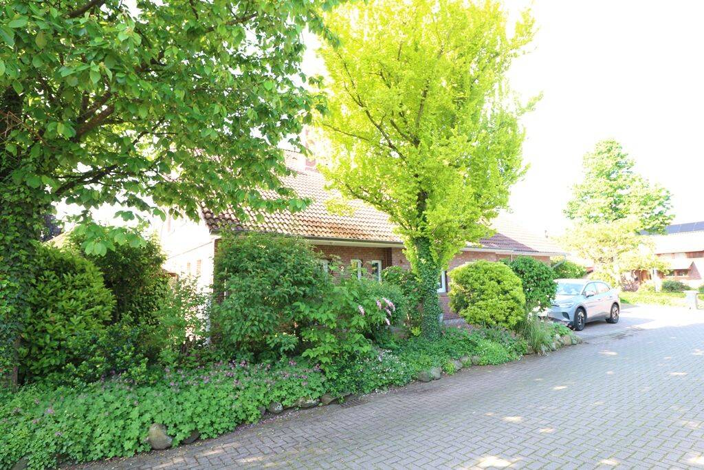 Topgelegenes, modernisiertes Wohnhaus mit Einliegerwohnung, Garage und schönem Garten, 49661 Cloppenburg