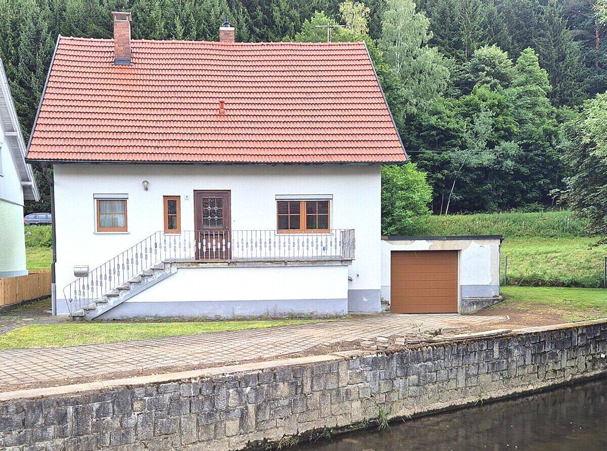 Einfamilienhaus mit Garten in ruhiger Lage in einem Ortsteil der Gemeinde Miltach, Bay. Wald, 93468 Miltach