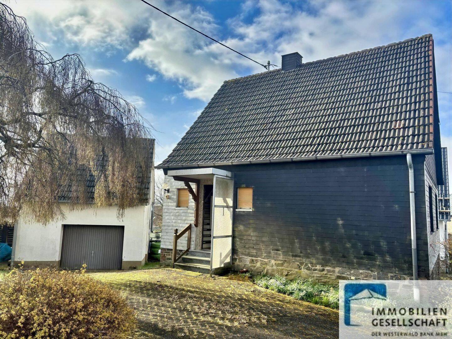 Kompaktes Einfamilienhaus mit sep. Garagengebäude, 57587 Birken-Honigsessen