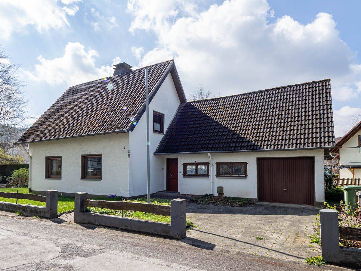 Geräumiges Einfamilienhaus in schöner Wohnlage von Sundern-Allendorf, 59846 Sundern (Sauerland)