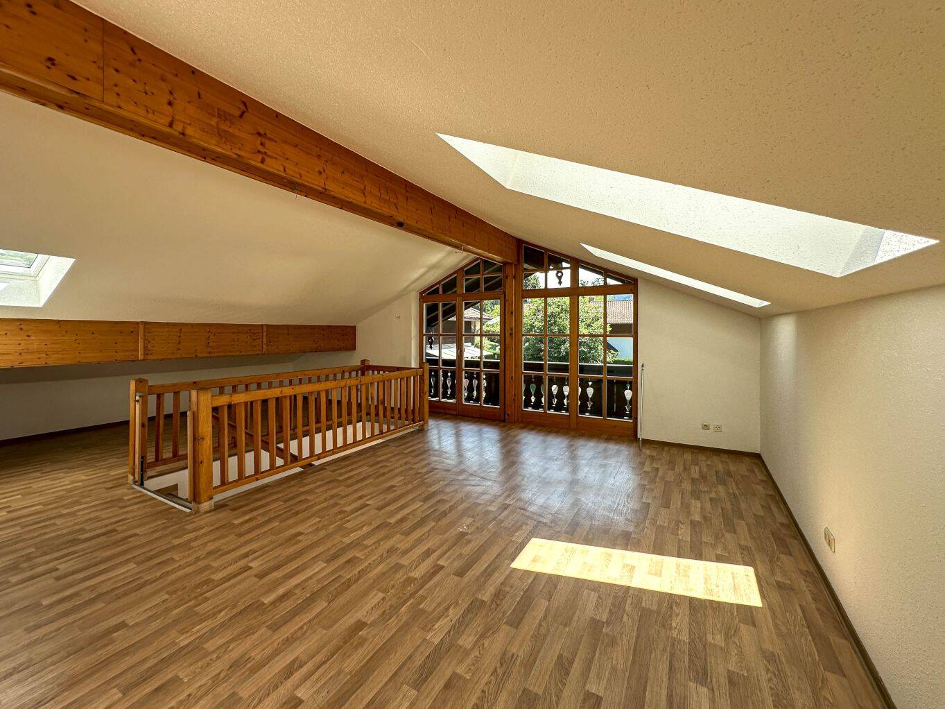 Ruhige 2,5-Zi.-Mansarden-ETW mit 2 Bergblick-Südbalkonen, FBH, Gemeinschafts-Garten und Garage, 83246 Unterwössen