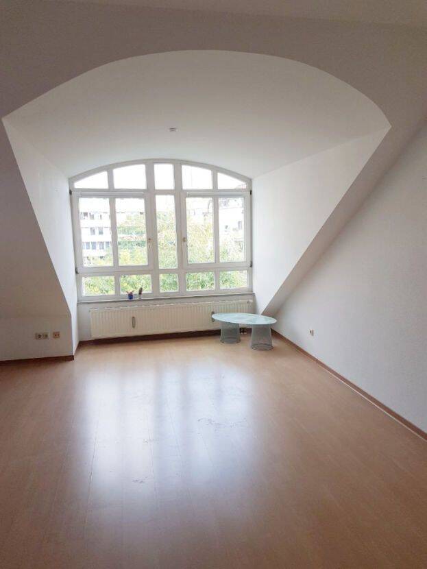 Moderne 2-Zimmer-Dachgeschosswohnung in Neuhausen – Panorama-Fenster & ruhiger Innenhofblick