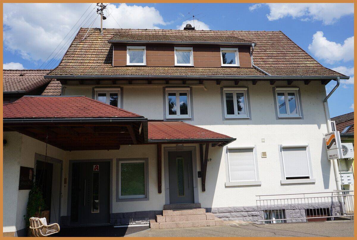 Großzügige 4-Zimmer-Eigentumswohnung mit Stellplatz in gepflegtem Wohn- und Geschäftshaus !, 77736 Zell am Harmersbach