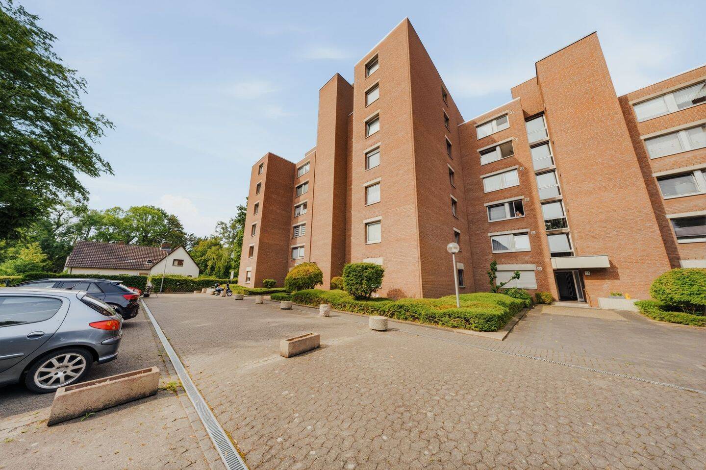 Modernisiert in Refrath: 3,5 Zimmer mit Loggia, Einbauküche, saniertem Bad & Tiefgarage, 51427 Bergisch Gladbach