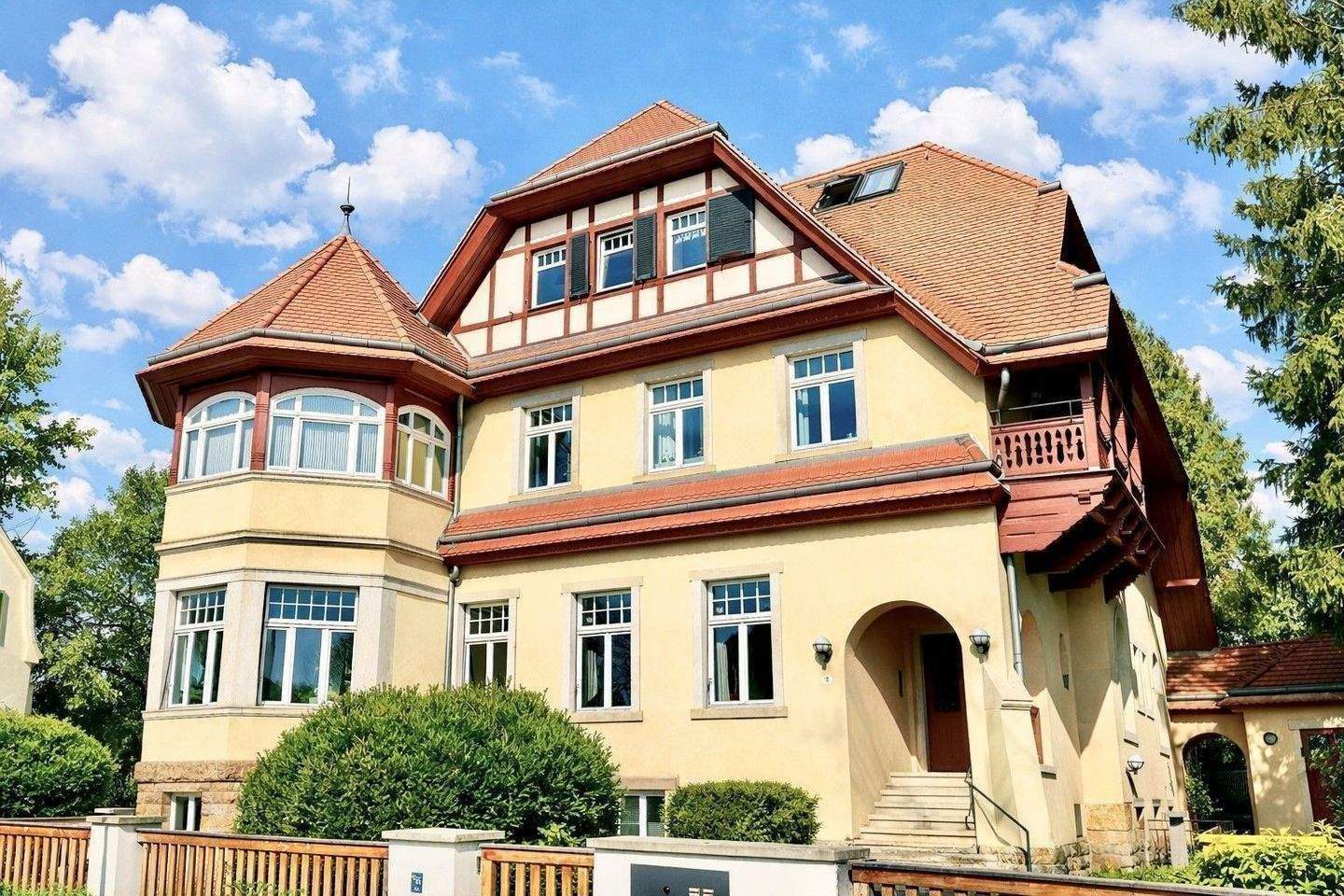 * Exklusive Wohnung in aufwendig sanierter, denkmalgeschützer Villa *, 1326 Dresden