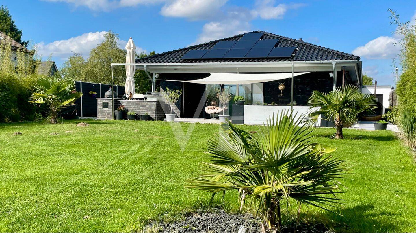 Moderner, energieeffizienter Bungalow mit Wellness, Gartenparadies und weitem Blick, 58540 Meinerzhagen