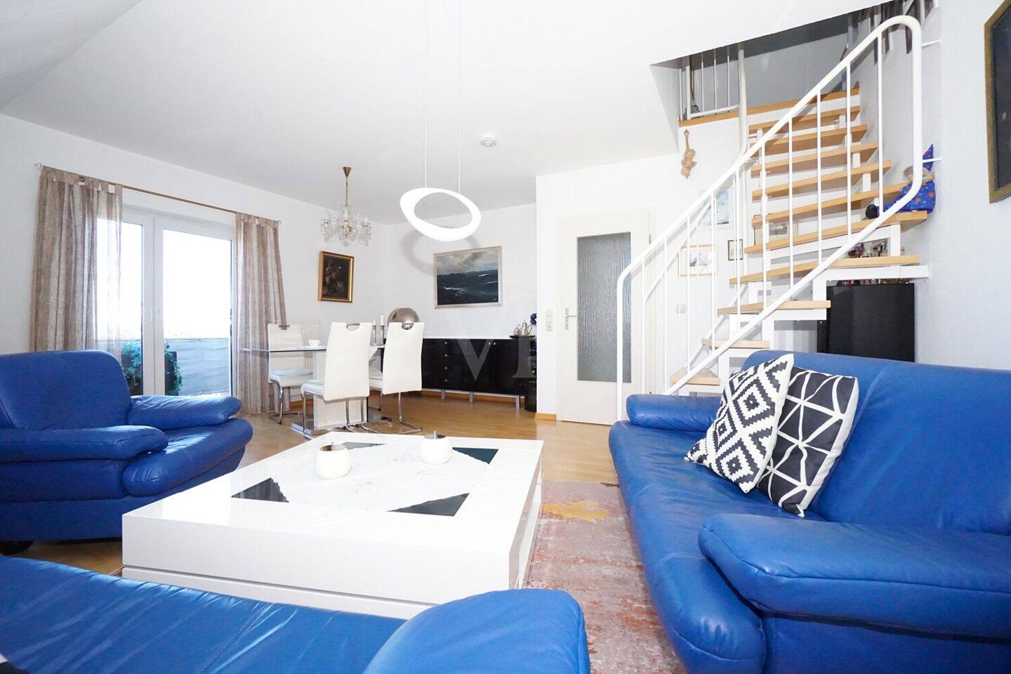 Wie ein Haus im Haus: 4-Zimmer-Maisonette-Wohnung mit 2 Bädern + 2 Stellplätzen. Nahe Schulviertel, 36100 Petersberg