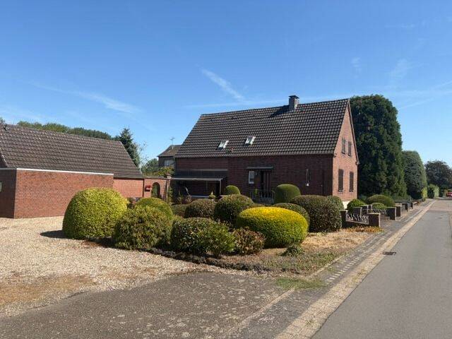 Bedburg-Hau/Qualburg: freist. Immobilie mit Garagentrakt, Wiese, Ackerland, 47551 Bedburg-Hau