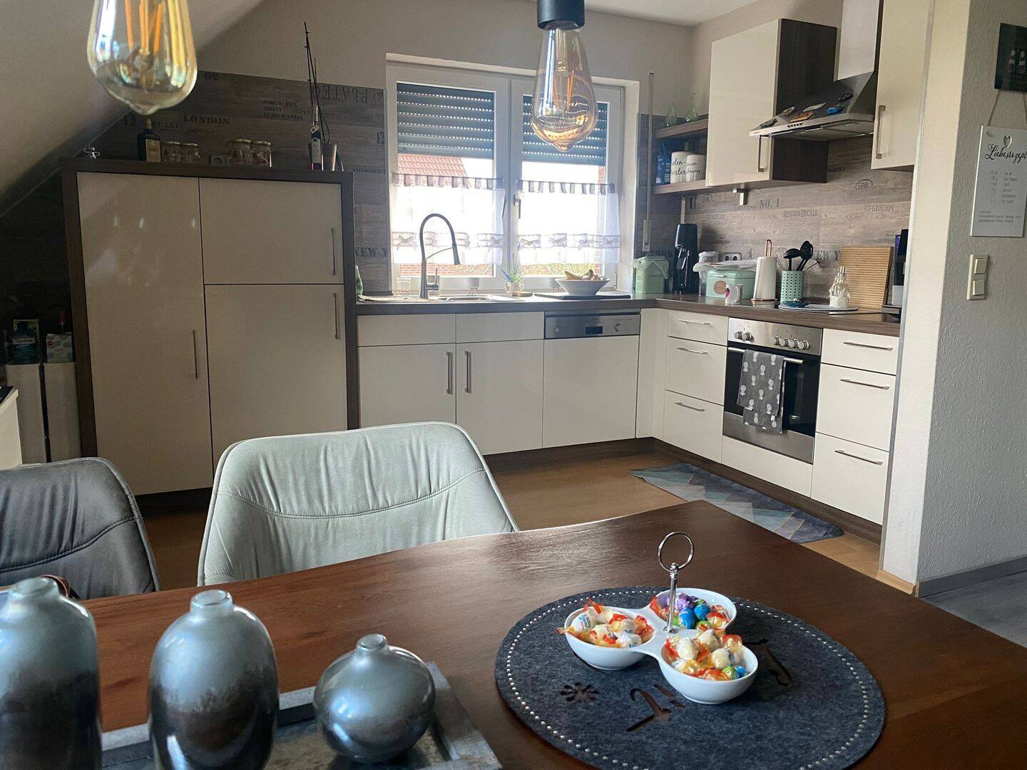 Helle DG Wohnung mit Einbauküche und Stellplatz, 33100 Paderborn