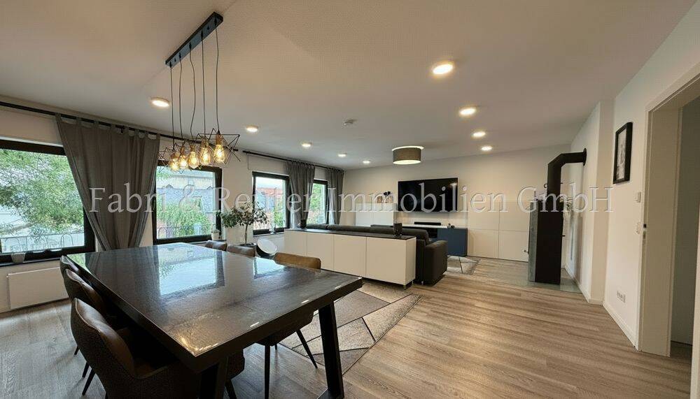 Großzügige Wohnung in zentraler Lage von Grefrath mit Dachterrasse und vermieteter Gewerbeeinheit, 47929 Grefrath