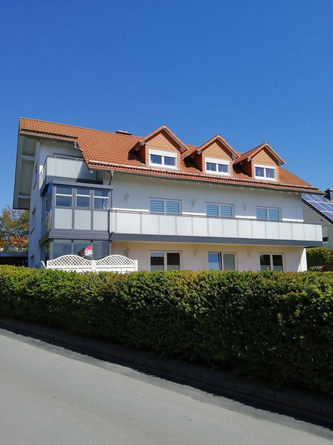 3,5- ZKB, DG-Whg., Gäste-WC, Neue Einbauküche, Speisekammer, Glasfaseranschluss, Balkon mit Herkulesblick, stadtnahe Lage v. Kassel gute Infrastruktur, 34314 Espenau