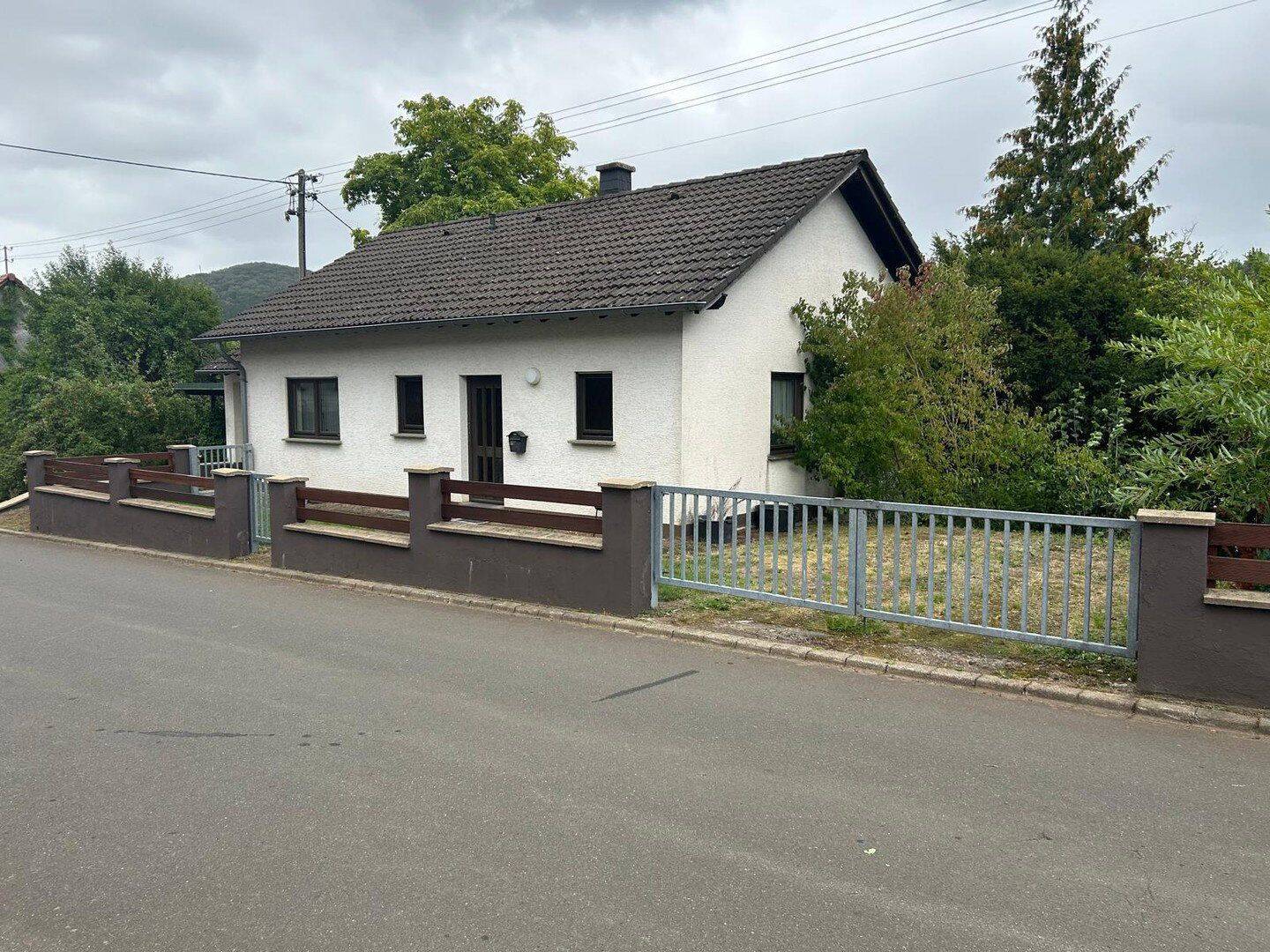 Gepflegtes Einfamilienhaus mit großem Potenzial & zusätzlichem Baugrundstück in 54570 Neroth, 54570 Neroth