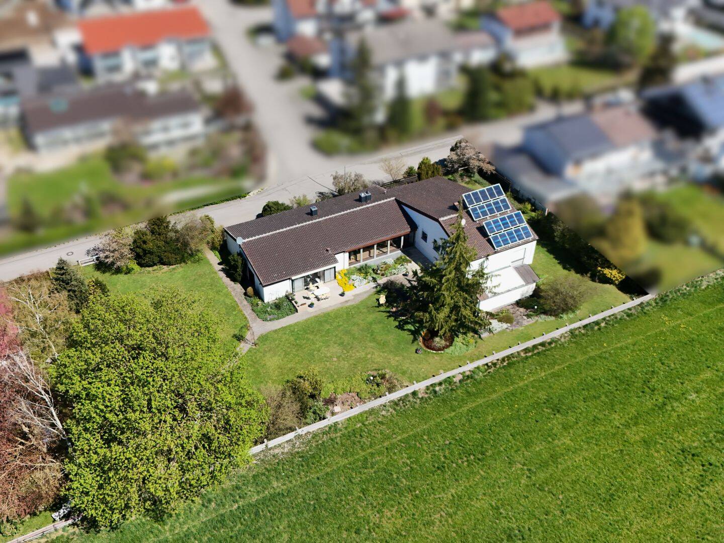 Stilvolles Einfamilienhaus im Bungalow-Stil auf Traumgrundstück mit Weitblick in Türkheim, 86842 Türkheim