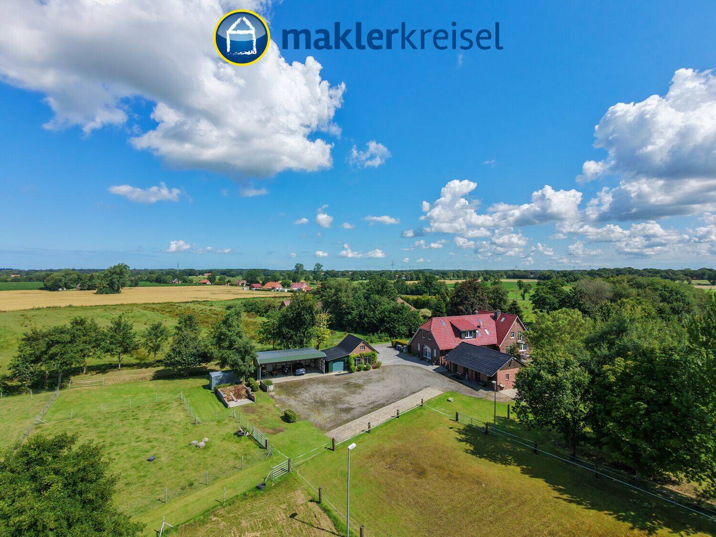 Zweifamilienhaus mit zusätzlichem Weideland, Nebengebäuden und Teichanlage in Traumlage!, 26487 Blomberg