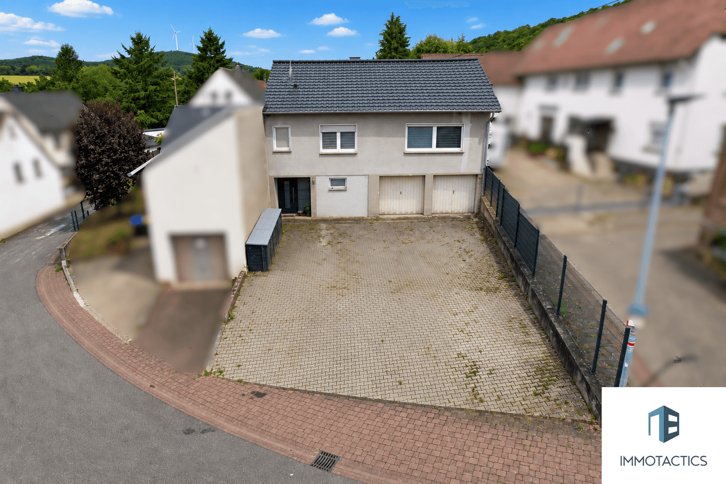 Einfamilienhaus mit Balkon, viel Nutzfläche, zwei Garagen und drei Außenstellplätzen in Seibersbach, 55444 Seibersbach