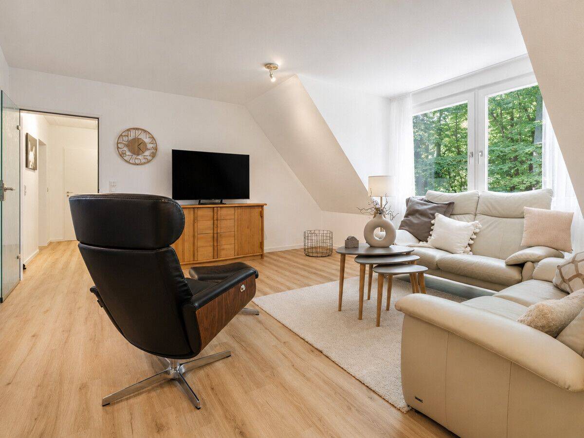 Gemütliche 3-Zimmer-Dachgeschosswohnung mit Balkon und Tiefgaragenstellplatz, 28759 Bremen (Grohn Schönebeck Sankt Magnus Vegesack)