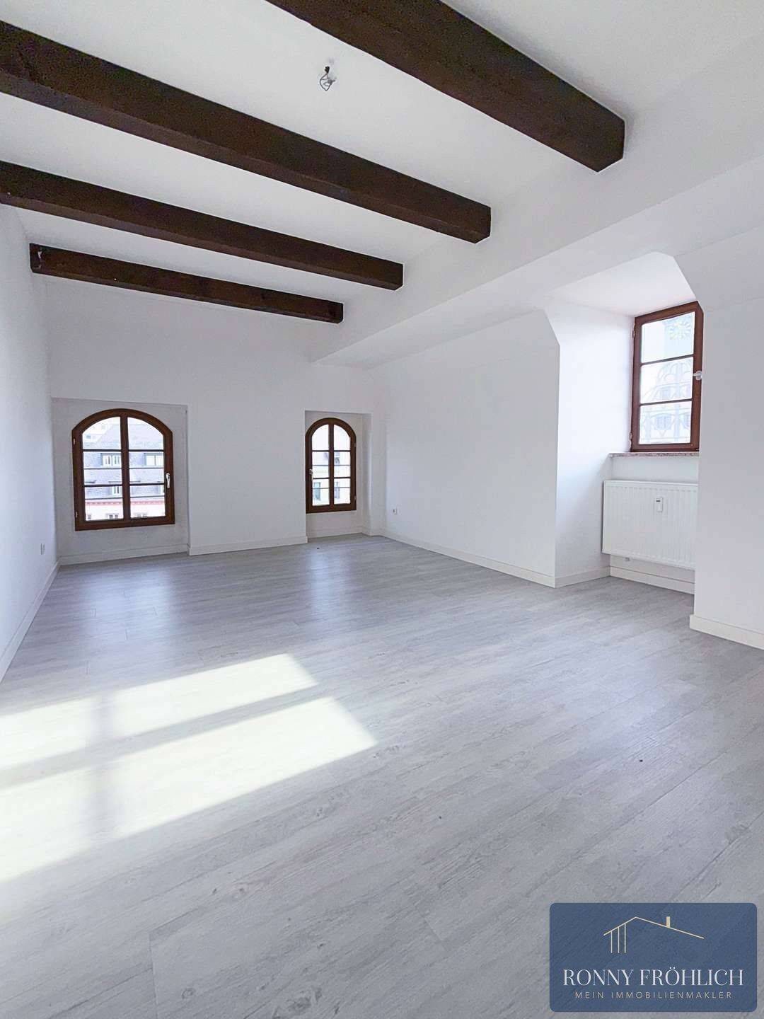 Über den Dächern der Altstadt – charmante 3-Raum-Maisonette mit Galerie am Hauptmarkt, 8056 Zwickau
