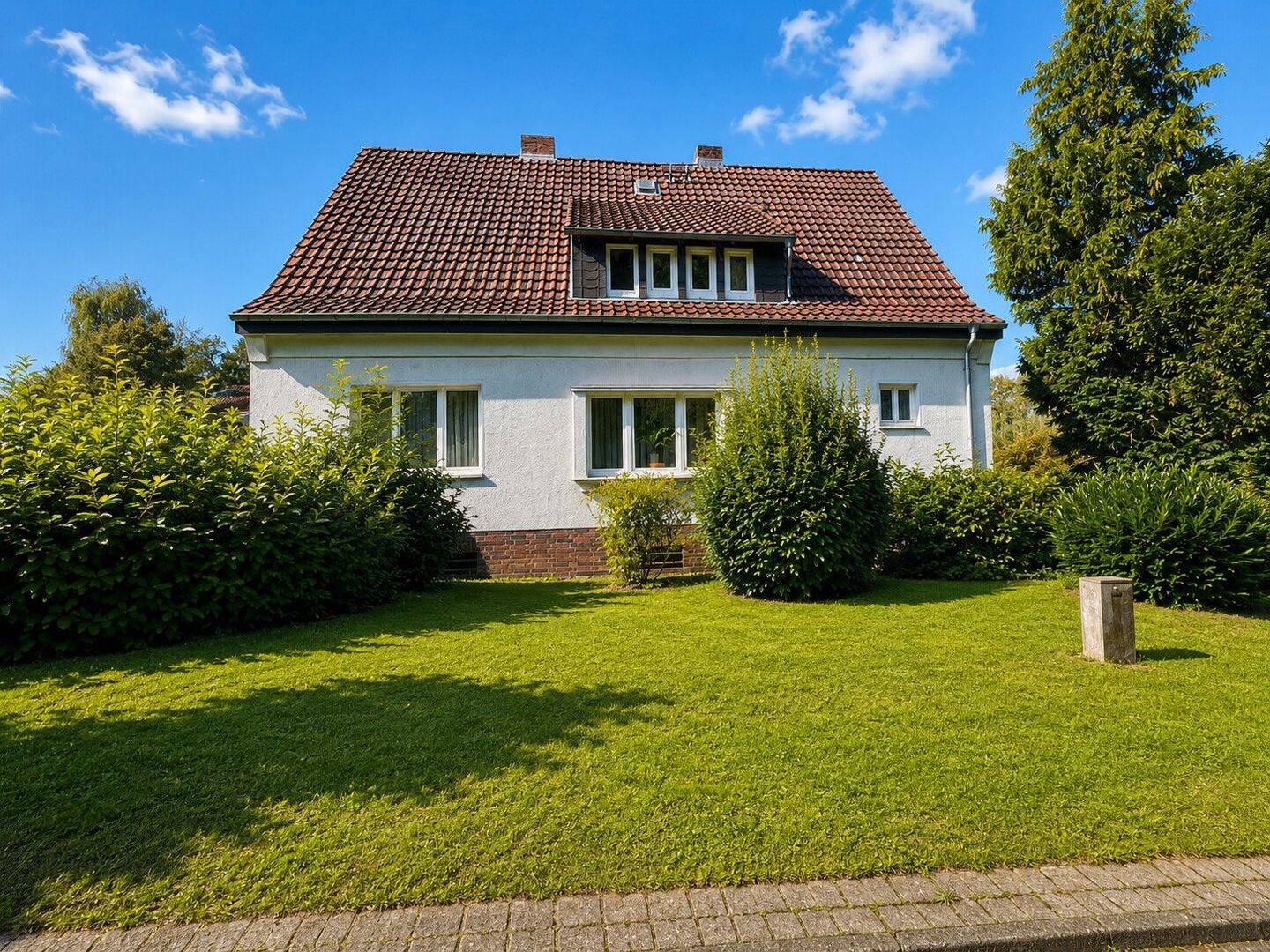 Freistehendes, renovierungsbedürftiges Einfamilienhaus mit viel Raum – naturnah und zentral, 30890 Barsinghausen