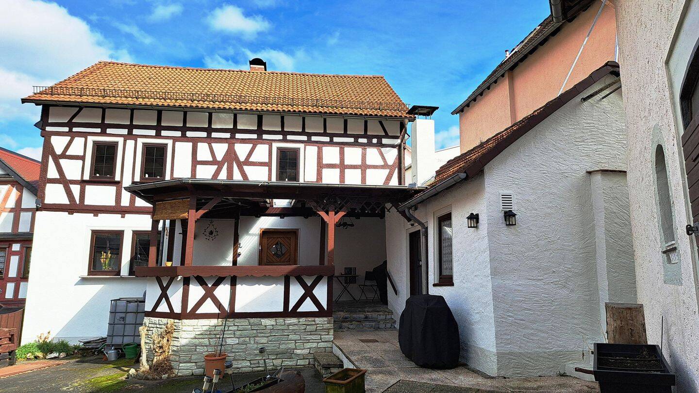 Großes Wohndenkmal – liebevoll saniert, inkl. zweitem Wohnhaus & Nebengebäuden., 61276 Weilrod