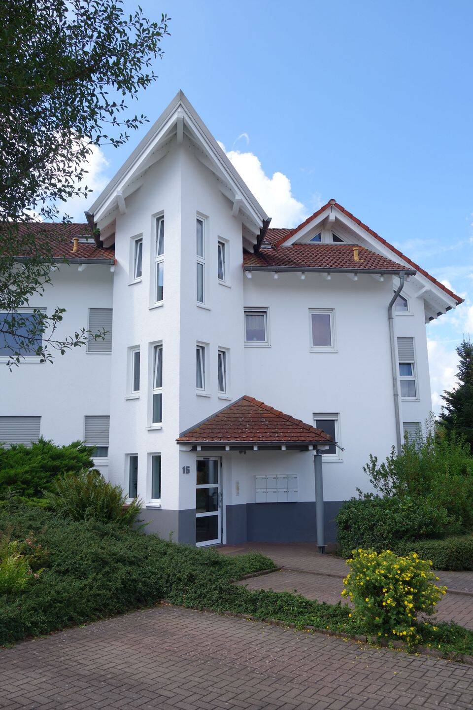 Moderne und gut geschnittene 3-Zimmer-Wohnung mit Balkon. Stellplatz & Garage in Schopp, 67707 Schopp