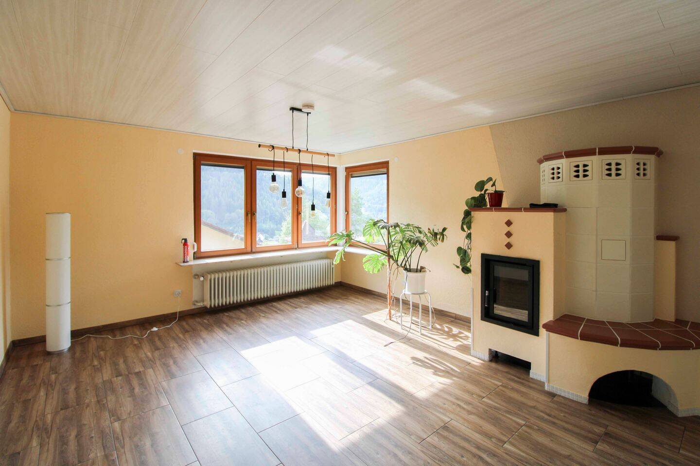 Stilvoll modernisiertes Wohnhaus in ruhiger Wohnlage mit herrlichem Panoramablick über Calmbach., 75323 Bad Wildbad