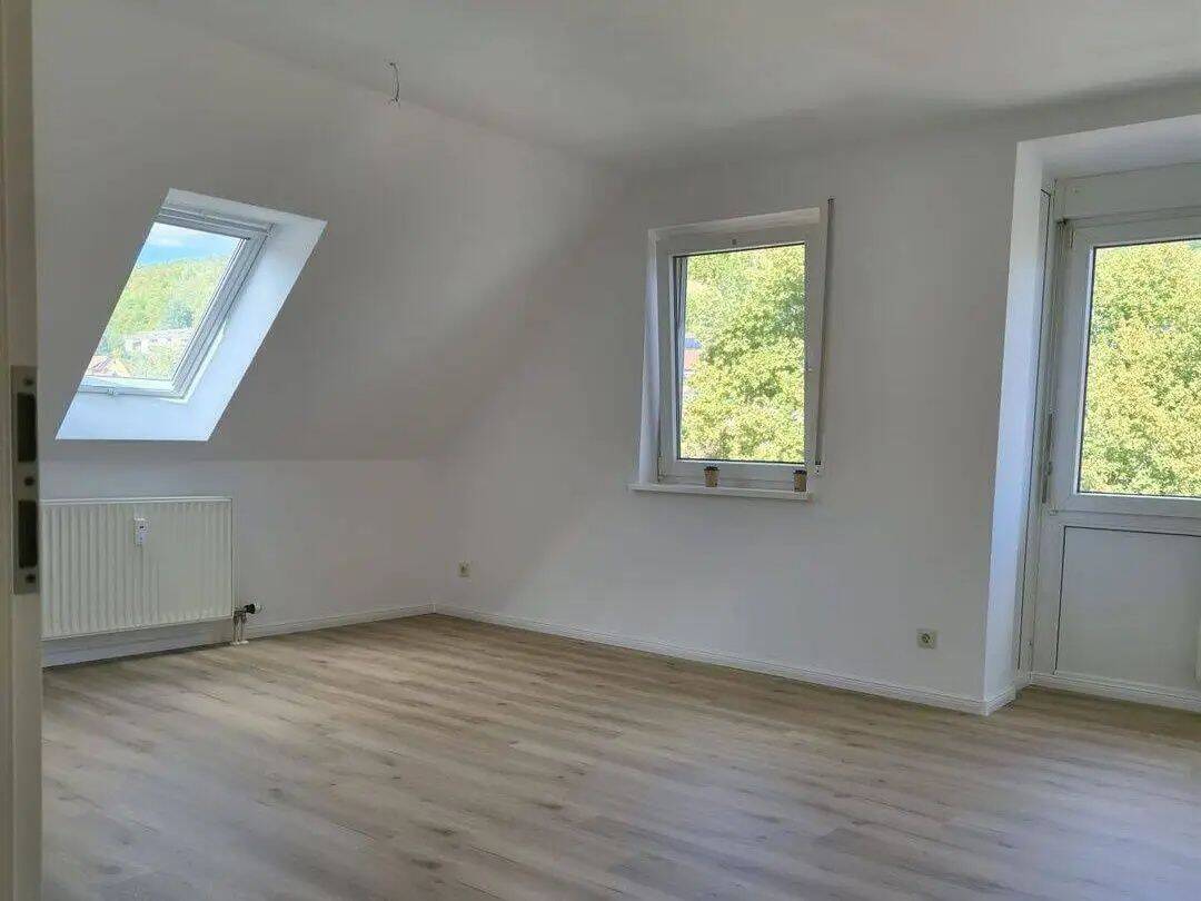 Lichtdurchflutete 3-Zimmer-Dachgeschoss-Wohnung mit Tiefgaragenplatz im Herzen von Weißbach, 74679 Weißbach