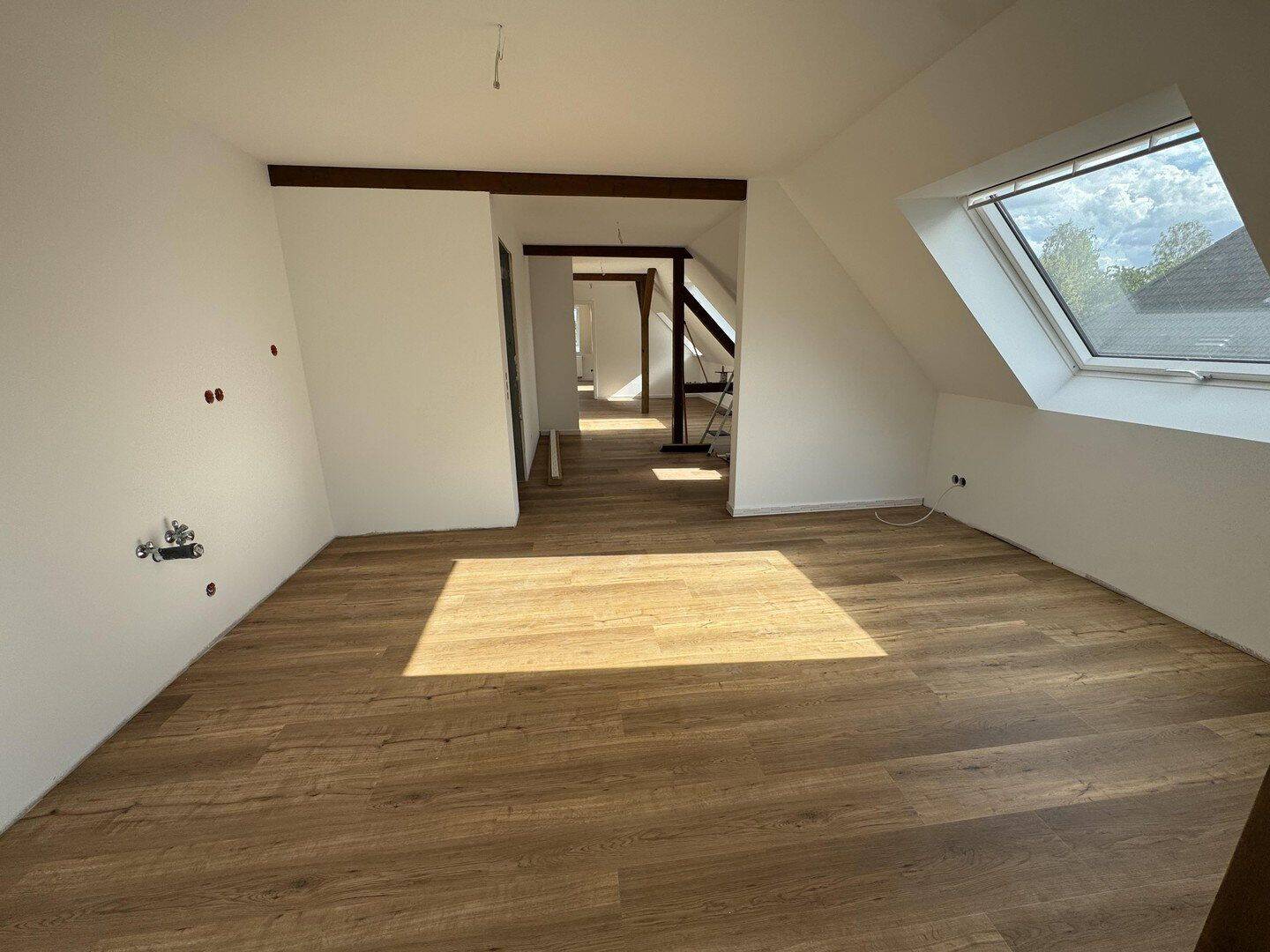 Hochwertiger Erstbezug im Dachgeschoss mit Einbauküche – ca. 110 m² – mit Stellplatz in ruhiger Lage, 8371 Glauchau