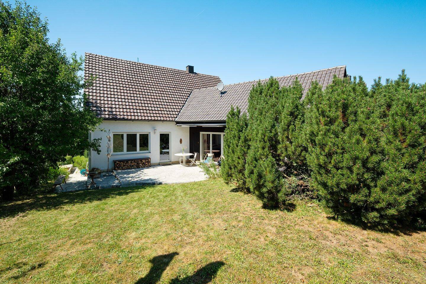 Bungalow oder zweigeschossig? Einfamilienhaus mit vorbereitetem Dachausbau und großem Garten, 85416 Langenbach
