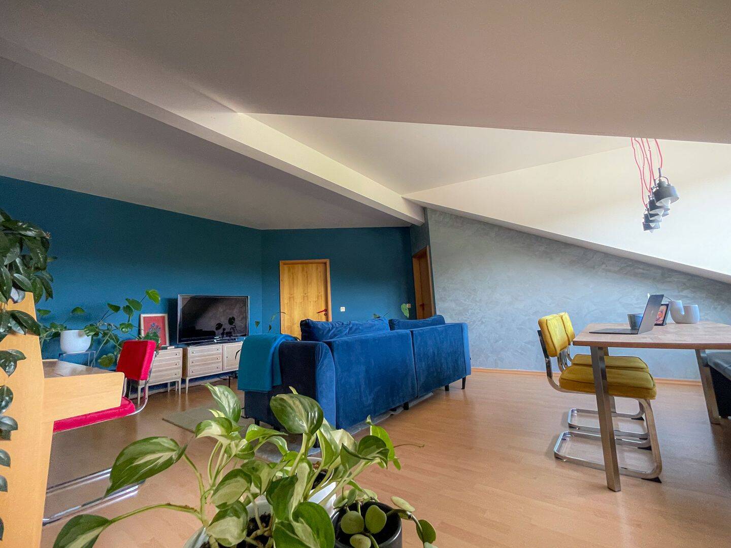 Großzügige 3 Zimmer DG-Wohnung in Traunstein – grün und zentral, 83278 Traunstein