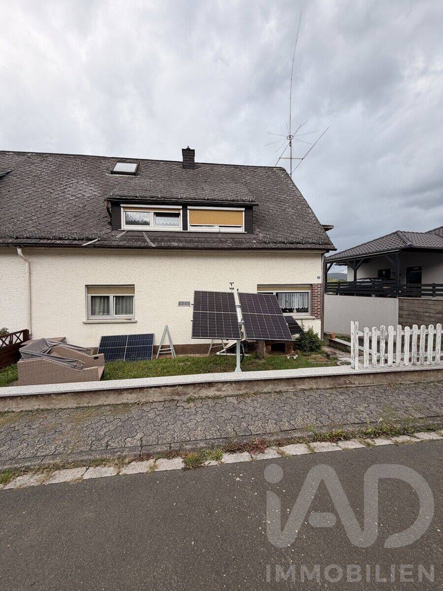 Renovierungsbedürftige Doppelhaushälfte mit viel Potenzial. Auch als Zweifamilienhaus nutzbar., 35708 Haiger