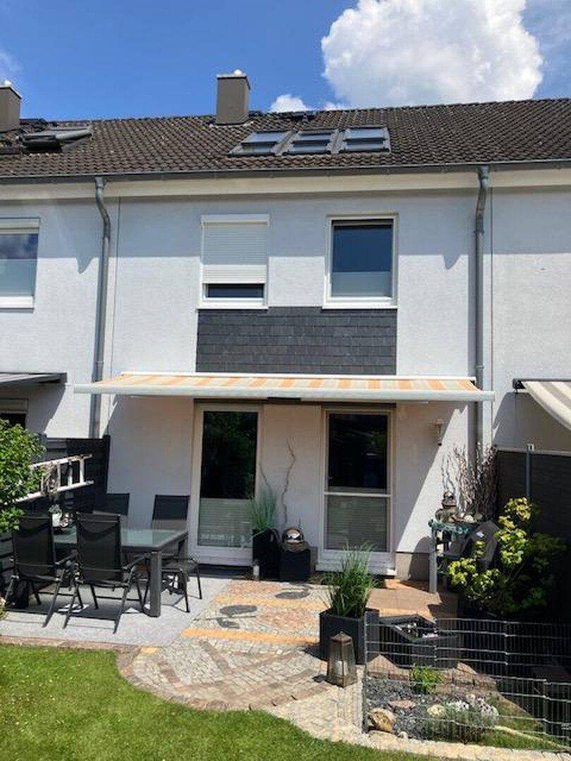 Von Privat, Reihenhaus, Fernwärme, Kamin, Vollkeller, ausgebautes DG, Fußbodenheizung, Carport, 22941 Bargteheide
