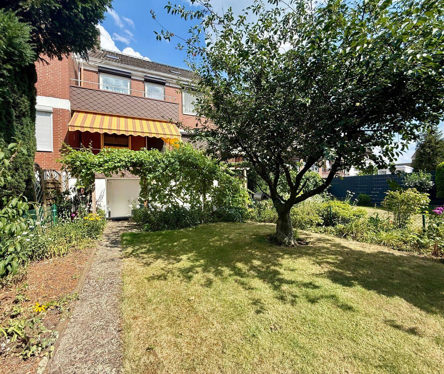 Familienfreundliches Raumwunder mit Garten und Balkonen in beliebter Lage von Altgarbsen, 30823 Garbsen