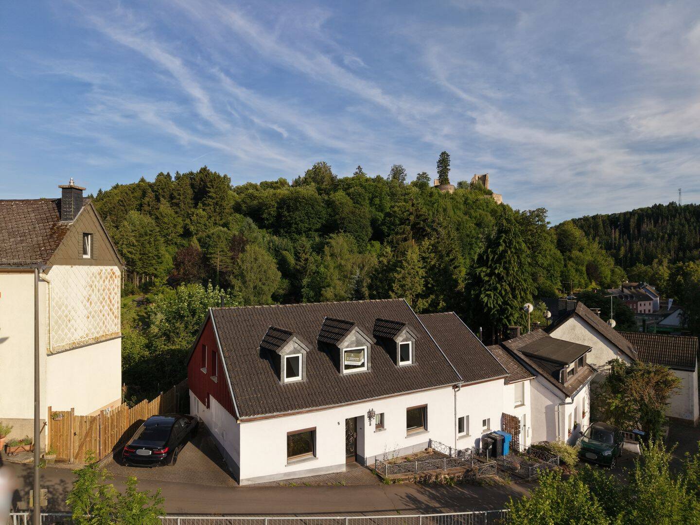 Dort leben, wo andere Urlaub machen? Einfamilienhaus mit viel Platz für die Familie in Schönecken!, 54614 Schönecken