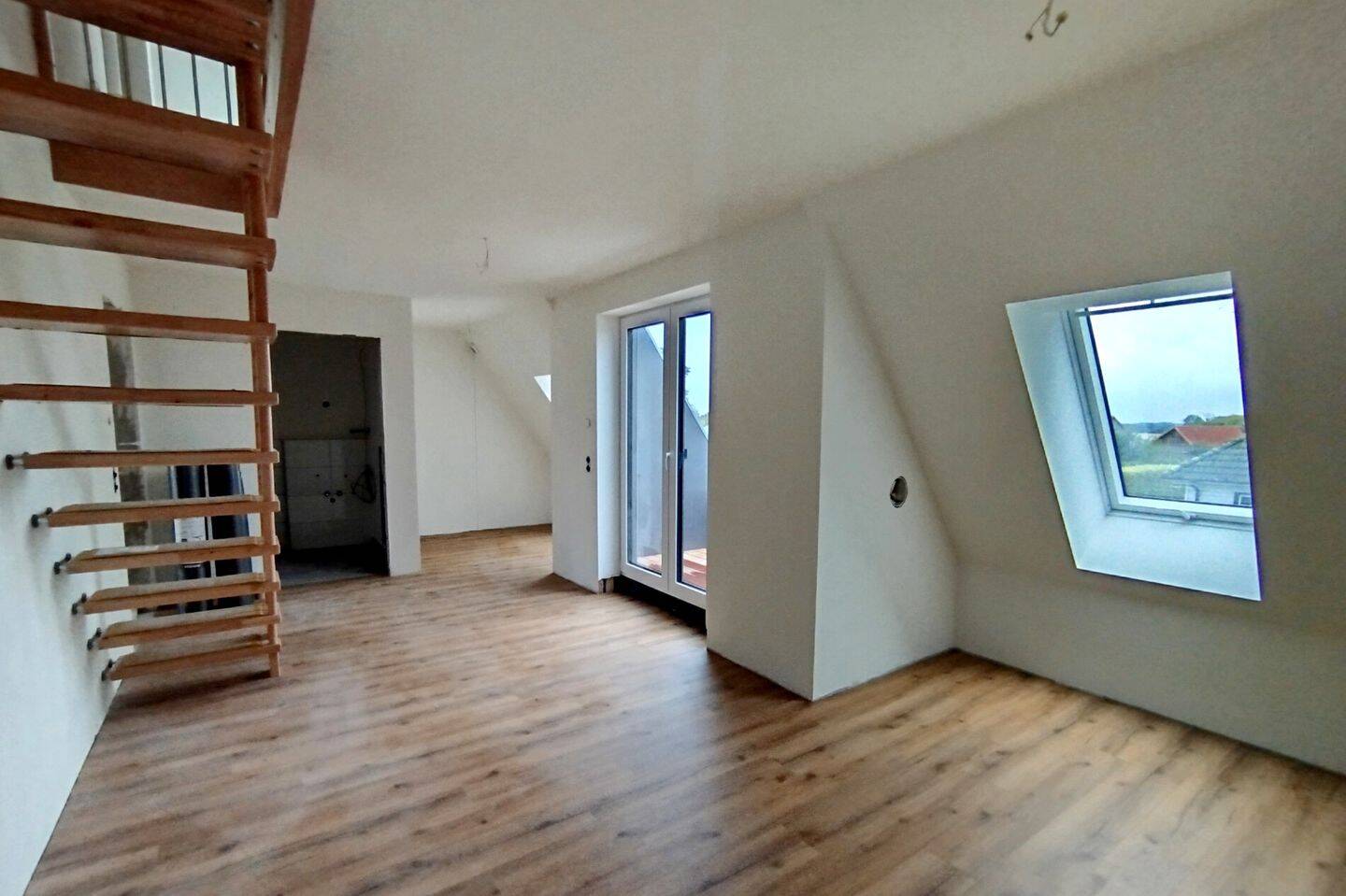 Zur Miete: Erstbezug mit Sonnenloggia – Moderne Einraum-Wohnung mit Spitzboden, 24392 Boren