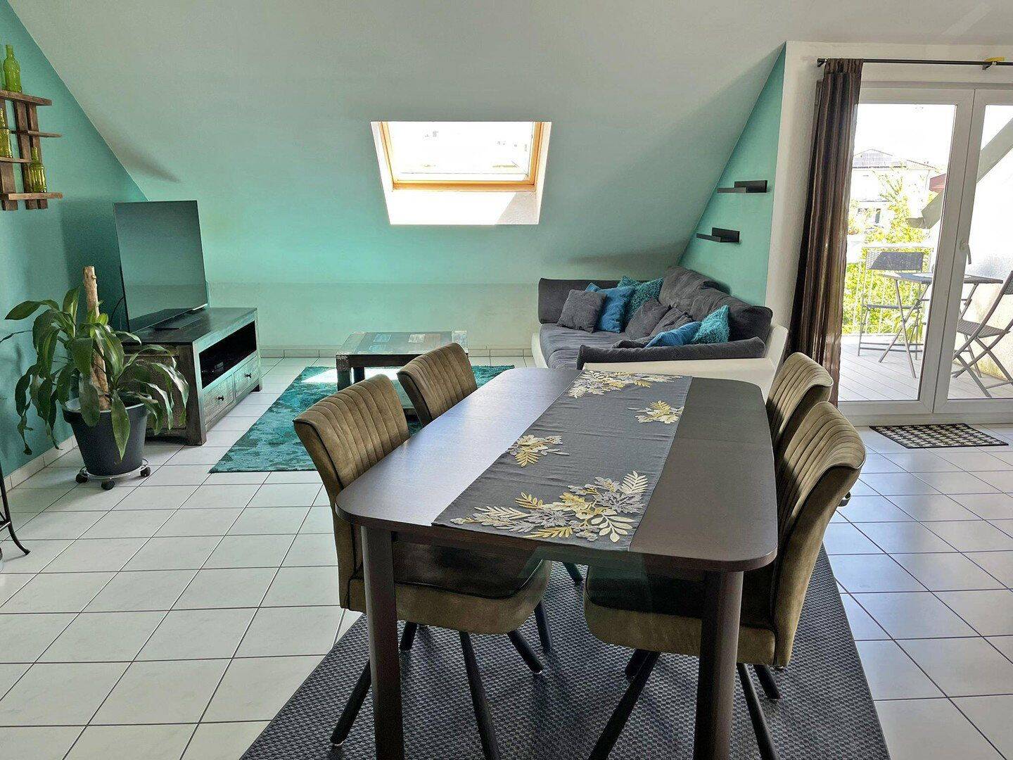 Schöne, helle 2-Zimmer-Dachgeschosswohnung mit Balkon & Stellplatz in begehrter Lage von Schwalbach, 66773 Schwalbach