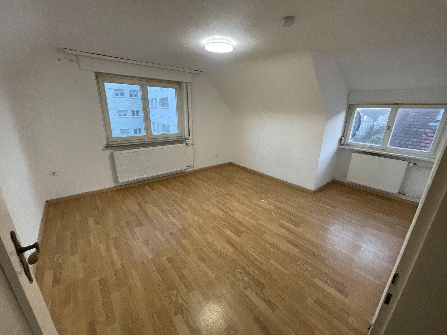 Sonnige 3 Zimmer DG-Whg.m.Stellplatz und Einbauküche in Stammheim ruhige Straße, 70439 Stuttgart (Neuwirtshaus Stammheim Zuffenhausen)
