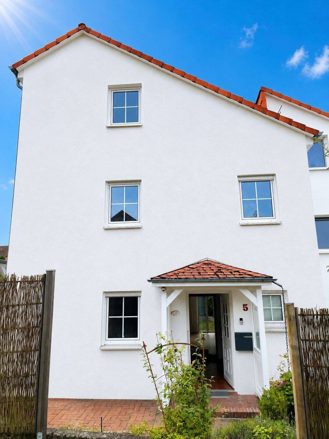Modernes Reihenendhaus mit Garten, Carport und 6 Zimmern in Göttingen-Nikolausberg, 37077 Göttingen