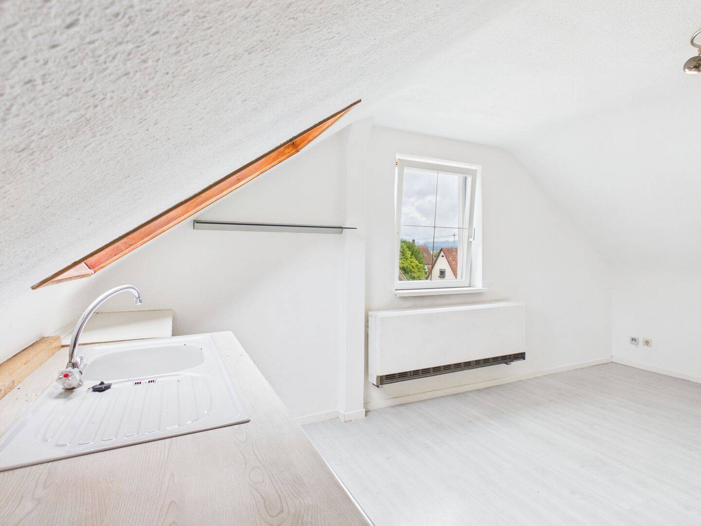 1,5-Zimmer Dachgeschosswohnung mit Einbauküche und Stellplatz im Freien, 72622 Nürtingen