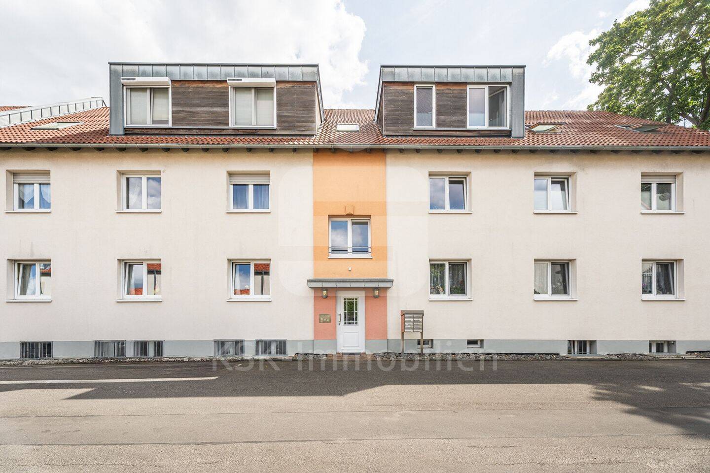 Top-gepflegte Eigentumswohnung mit Außenstellplatz in Köln-Porz.