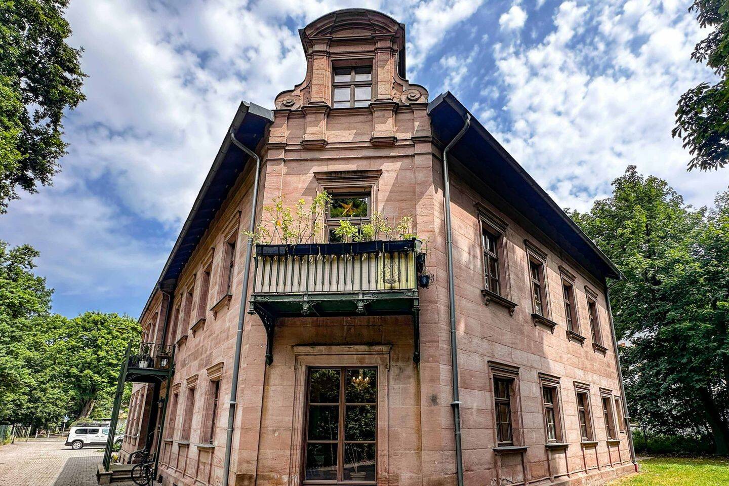 Historische Villa am Dutzendteich – exklusives Erdgeschoss mit 229 m² voller Charakter, 90478 Nürnberg (Dutzendteich Gleißhammer Glockenhof Sankt Peter Zerzabelshof)