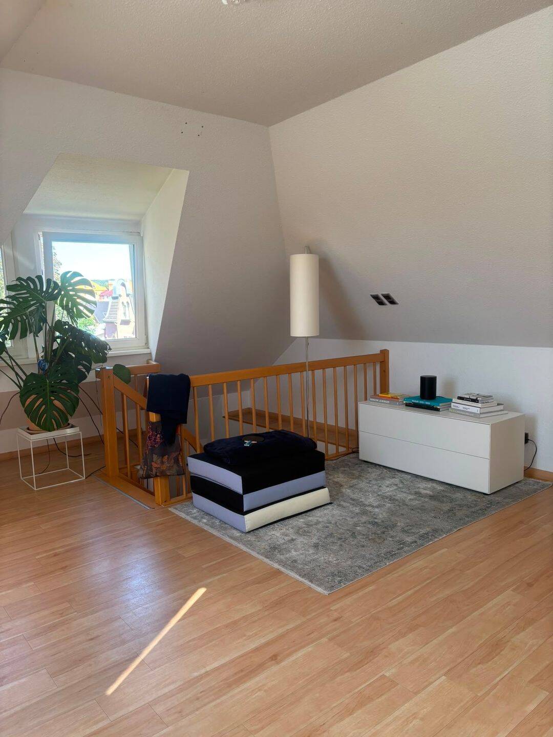 Charmante 1,5-Zimmer-Dachgeschosswohnung mit Fernblick und separatem Schlafbereich, 99423 Weimar (Altstadt Innenstadt Nordvorstadt Südstadt Westvorstadt)